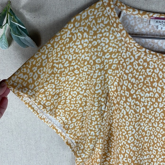 Andree by Unit > Short Sleeve Yellow Cheetah Top Small - Picture 3 of 6